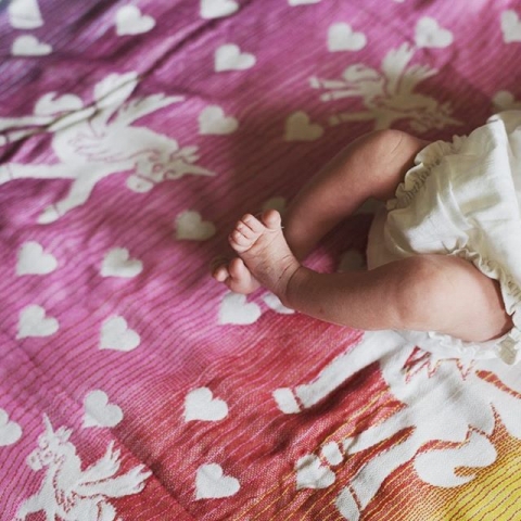 Schockverliebt in die zauberhafte kleine Frida #baby #newmom #kokadi #tragling #einhorn #portraits_ig #instagram #portraits #newbornphotography #neugeborenenfotografie #fotograf #frida #liebe Little sweetheart wearing @zara wrapped in love by @kokadi